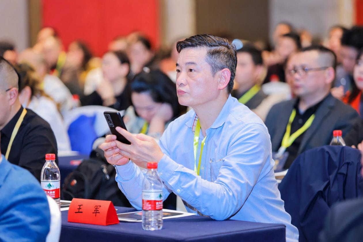 EagleTrader武汉签约大会完美收官!500+交易员共鉴历史性时刻!